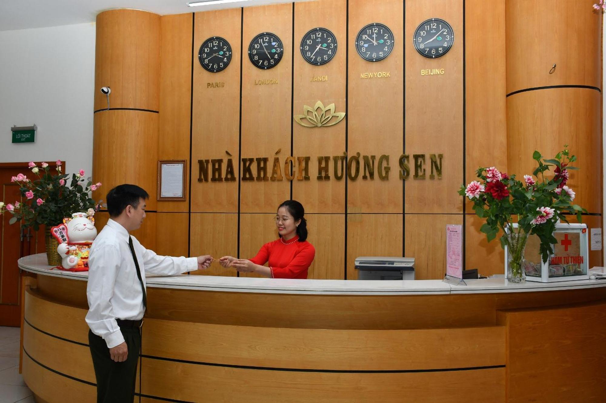 ホテル Nha Khach Huong Sen ハイフォン エクステリア 写真
